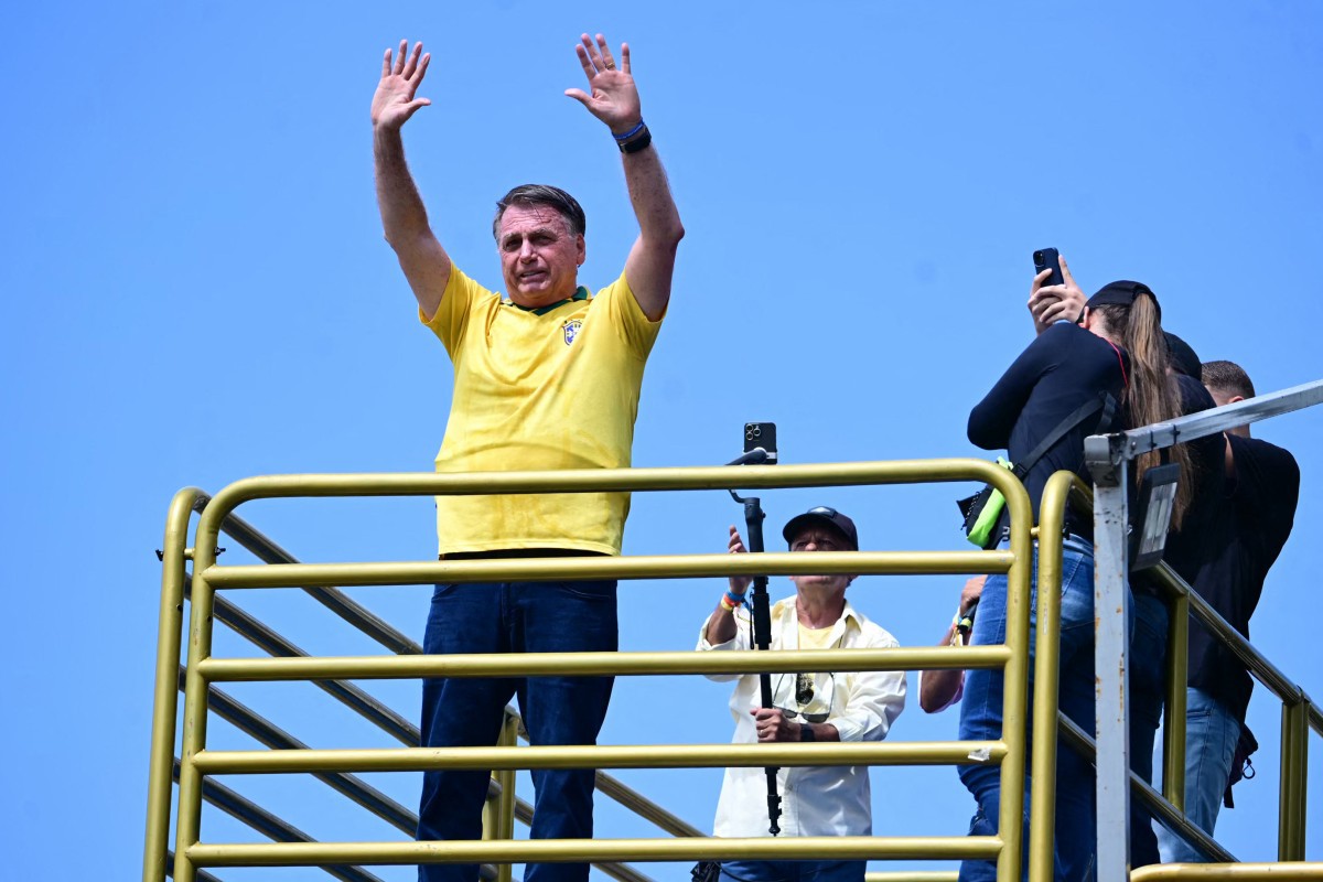 O ex-presidente Jair Bolsonaro em discurso na orla de Copacabana, no Rio de Janeiro