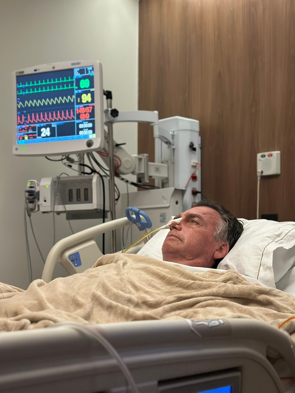 No domingo (13), Bolsonaro ou por uma cirurgia para desobstruir parte do intestino em um hospital particular em Brasília. O procedimento durou cerca de 12 horas.