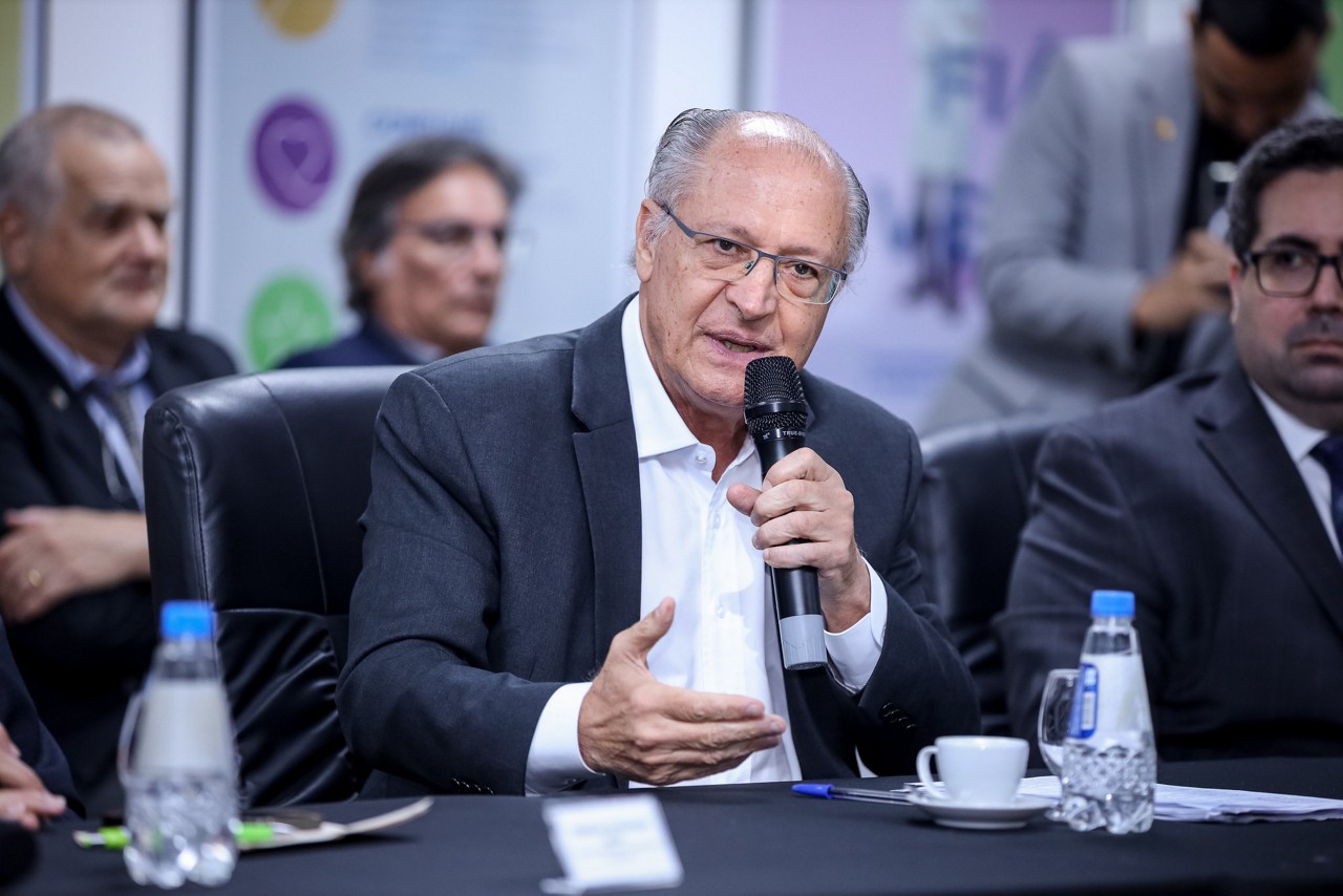 Vice-presidente Geraldo Alckmin declarou que Brasil não deveria ser incluído em pacote de tarifas de Donald Trump