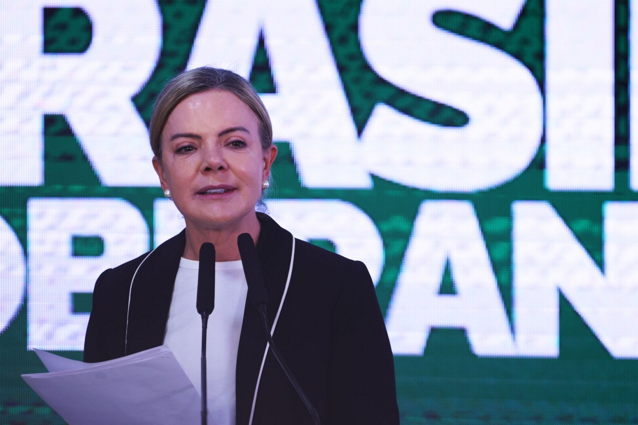 Ministra de Relações Institucionais, Gleisi Hoffmann, tenta alinhar discurso da base governista na CPMI do INSS