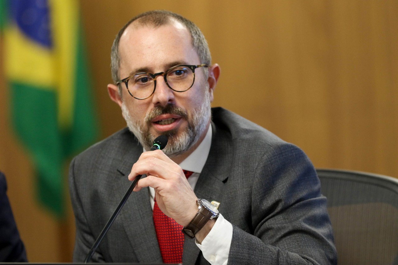 O ministro da CGU, Vinícius de Carvalho, anunciou que suspensão dos acordos com as associações vai viabilizar que recursos que iriam para as entidades em maio sejam retidos e restituídos aos aposentados em junho
