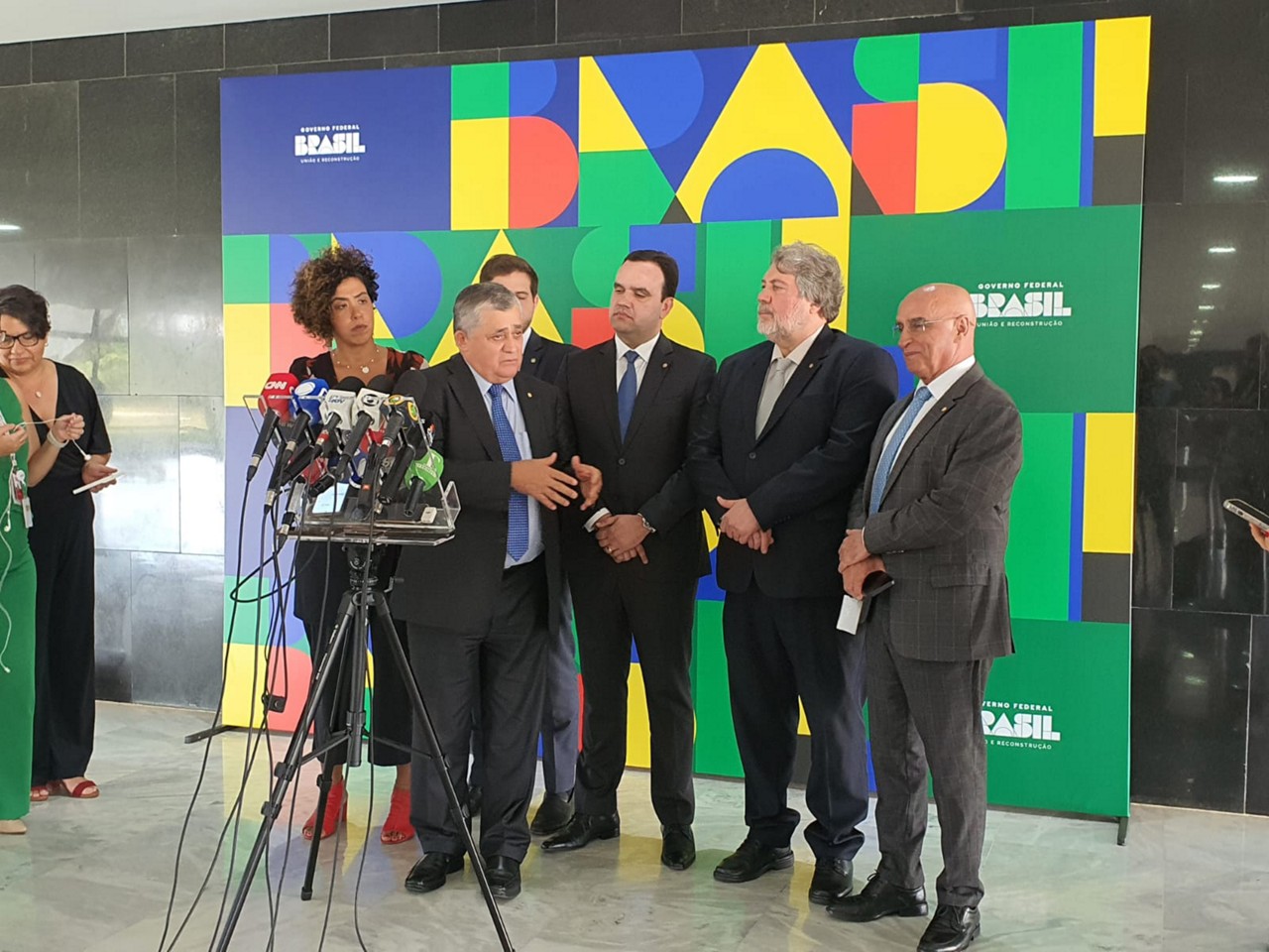 Líder do Governo na Câmara fala sobre prioridade no Congresso no primeiro semestre de 2025 após reunião da articulação política com a ministra Gleisi Hoffmann