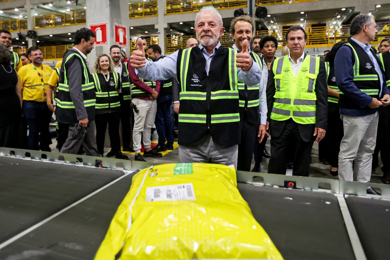 Presidente Luiz Inácio Lula da Silva visitou o setor de distribuição do Mercado Livre e comentou sobre 'tarifaço' de Donald Trump
