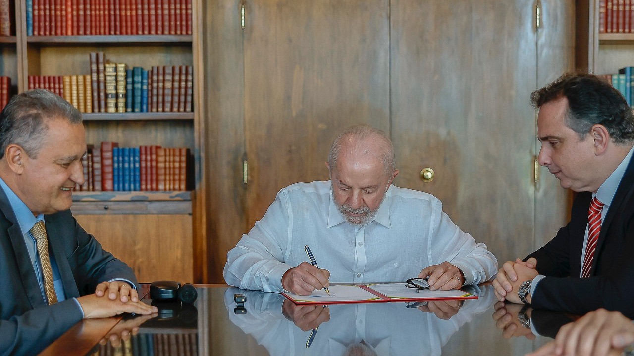 Presidente Lula assinou nesta segunda-feira (14) projeto que regulamenta o Propag, ao lado do senador Rodrigo Pacheco (PSD-MG), autor da matéria, e do ministro da Casa Civil, Rui Costa (à esq.)