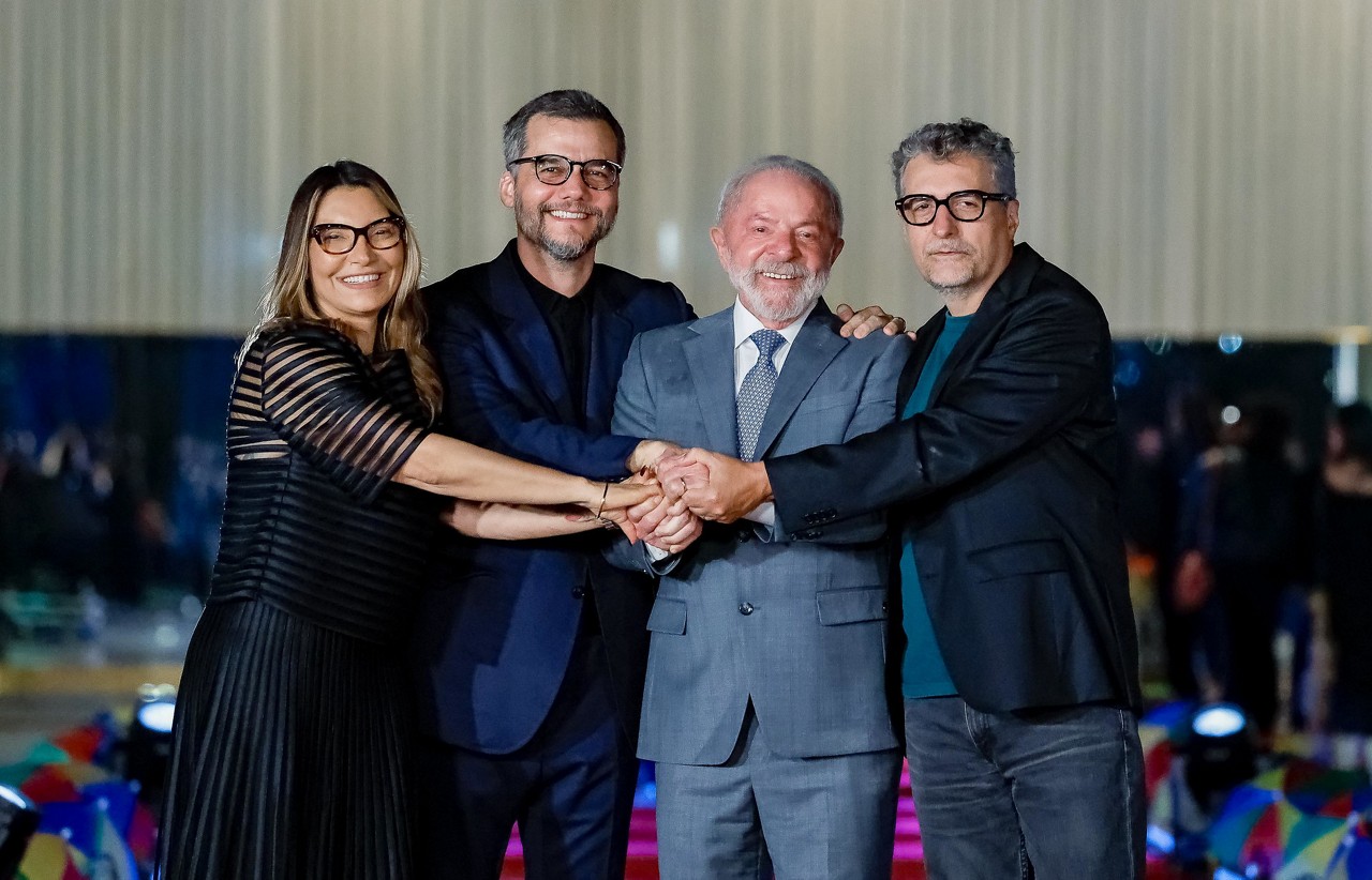 Presidente Lula e a primeira-dama Janja receberam o ator Wagner Moura e o diretor Kléber Mendonça Filho para exibição do filme 'O agente secreto'