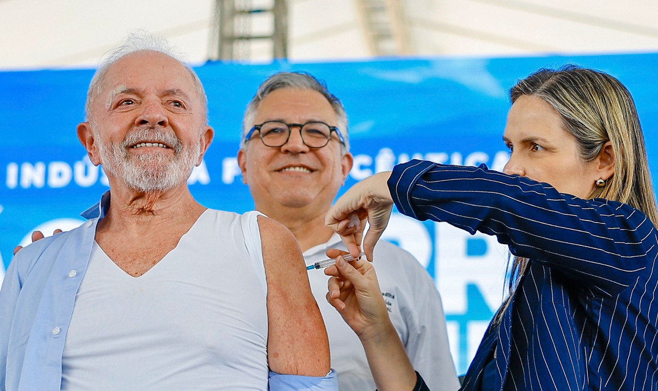 Presidente Lula usa curativo no rosto após passar por procedimento dermatológico