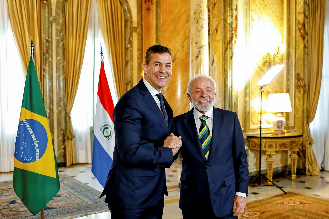 Presidente Lula conversou com presidente do Paraguai, Santiago Peña, nesta quinta-feira, na Argentina, sobre espionagem ilegal da Abin