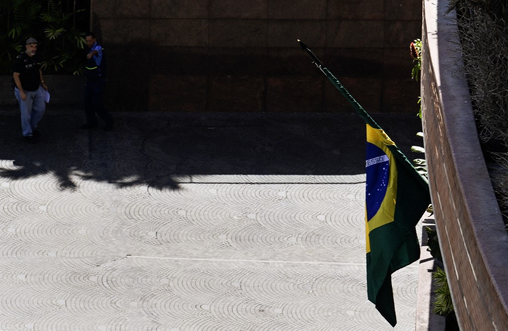 Bandeira do Brasil hasteada na Embaixada da Argentina em Caracas: diplomatas argentinos foram expulsos pelo regime de Maduro