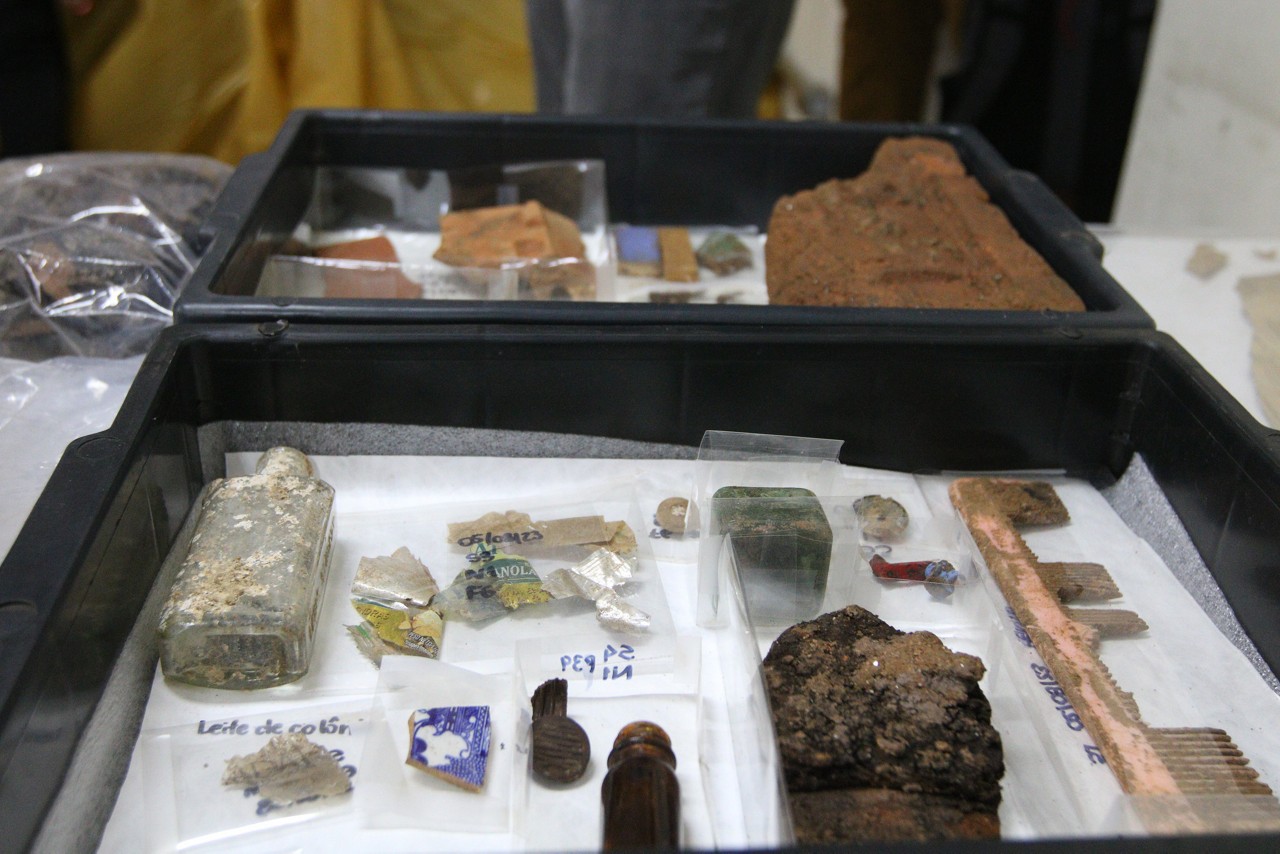 Objetos encontrados durante as escavações arqueológicas realizadas no prédio do Doi-Codi, centro de tortura da ditadura militar, em São Paulo.