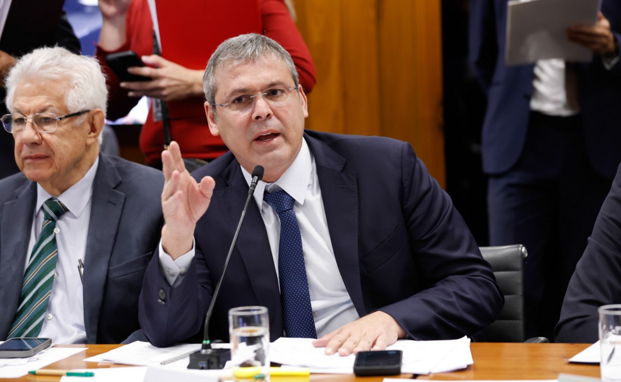 O líder do PT, Lindbergh Farias, pede identificação das empresas e das pessoas que realizaram operações de câmbio superiores a R$ 500 mil no último dia 18