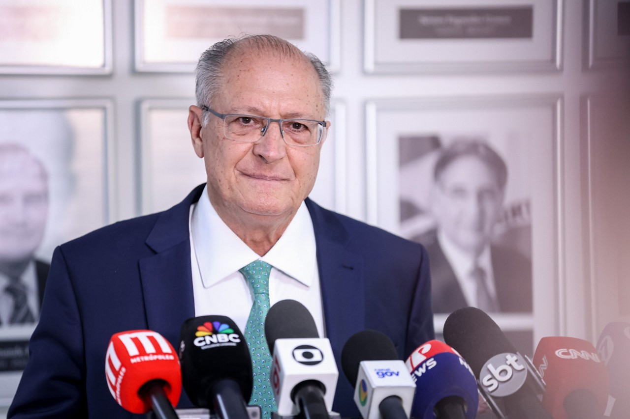 O ministro da Indústria e vice-presidente, Geraldo Alckmin, retornava de agenda no México; aeronave apresentou falhas durante pouso programado na Colômbia