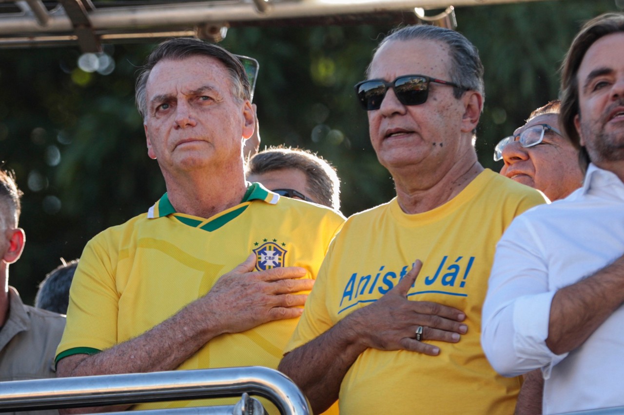 Em entrevista nesta sexta-feira (16), Bolsonaro criticou o inquérito do Supremo Tribunal Federal (STF) e disse que não deixará o país para fugir à possível sentença
