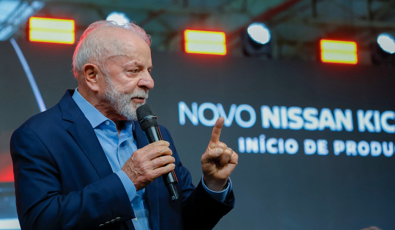 Presidente Lula visitou a fábrica da Nissan no Rio de Janeiro nesta terça-feira (15) e assinou o decreto que regulamenta o programa Mover