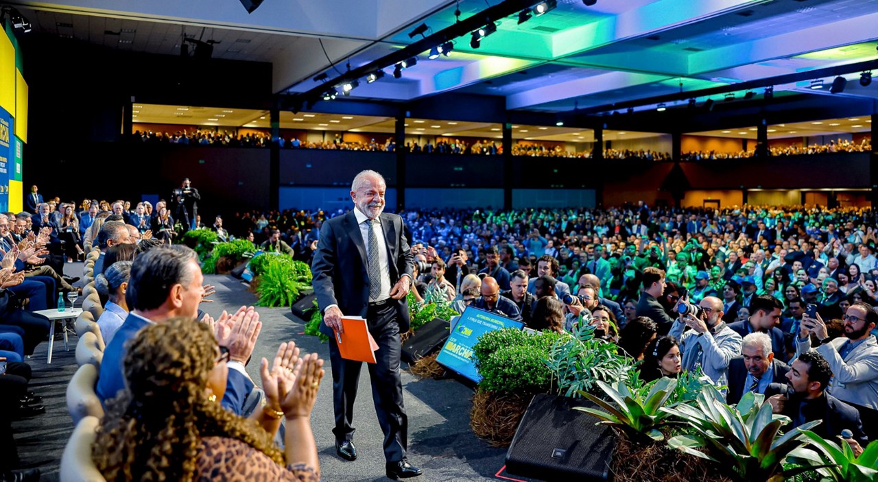 Presidente Lula aproveitou a presença do ministro Rui Costa para elogiá-lo durante a abertura da Marcha dos Prefeitos