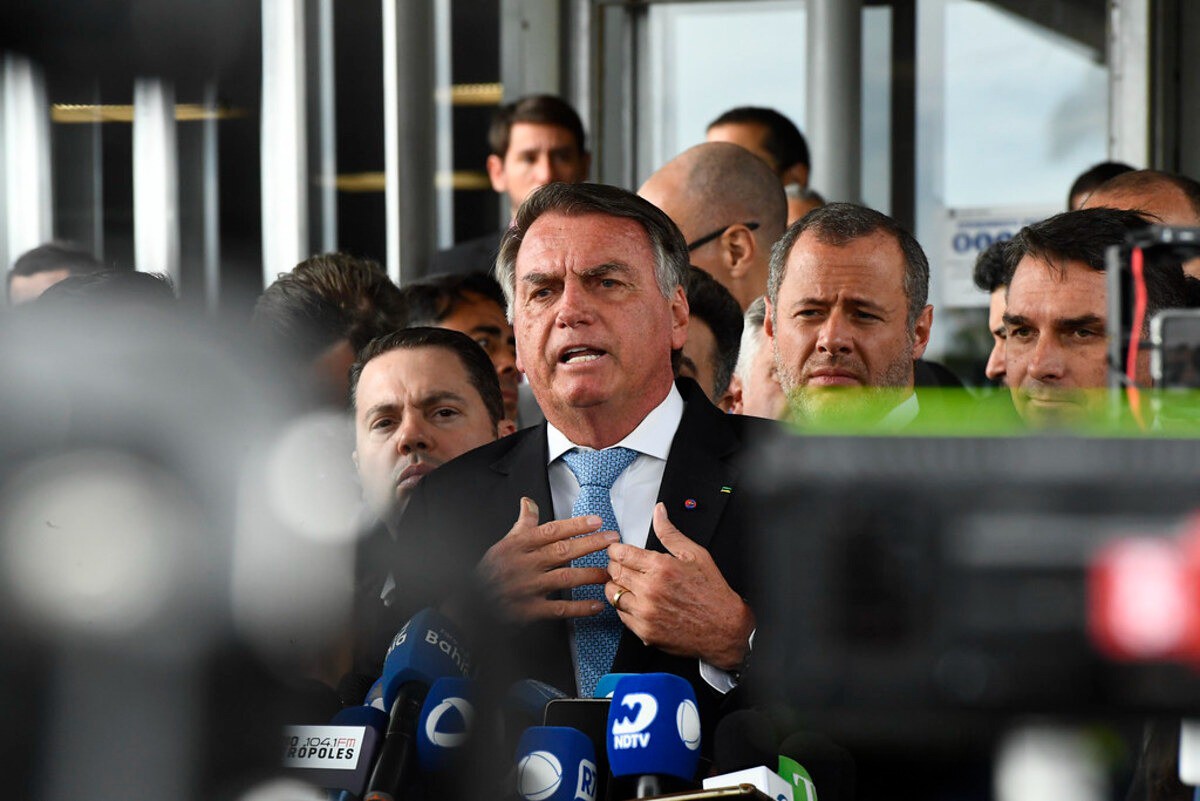 Jair Bolsonaro (PL) encerrou a entrevista à imprensa enquanto um militante do PT tocava a 'marcha fúnebre' no trompete