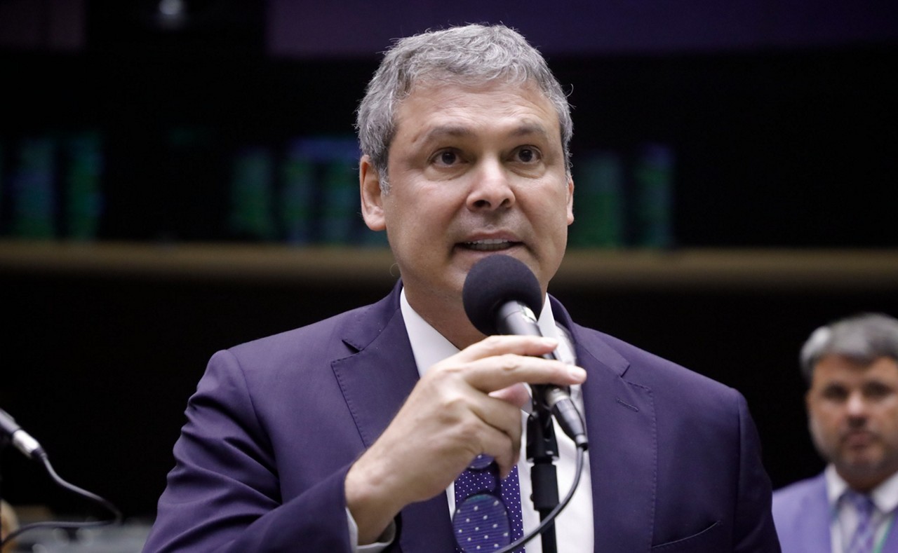 Líder do PT na Câmara, deputado Lindbergh Farias (PT-RJ), também pede à Procuradoria-Geral da República (PGR) a apreensão do aporte de Eduardo Bolsonaro