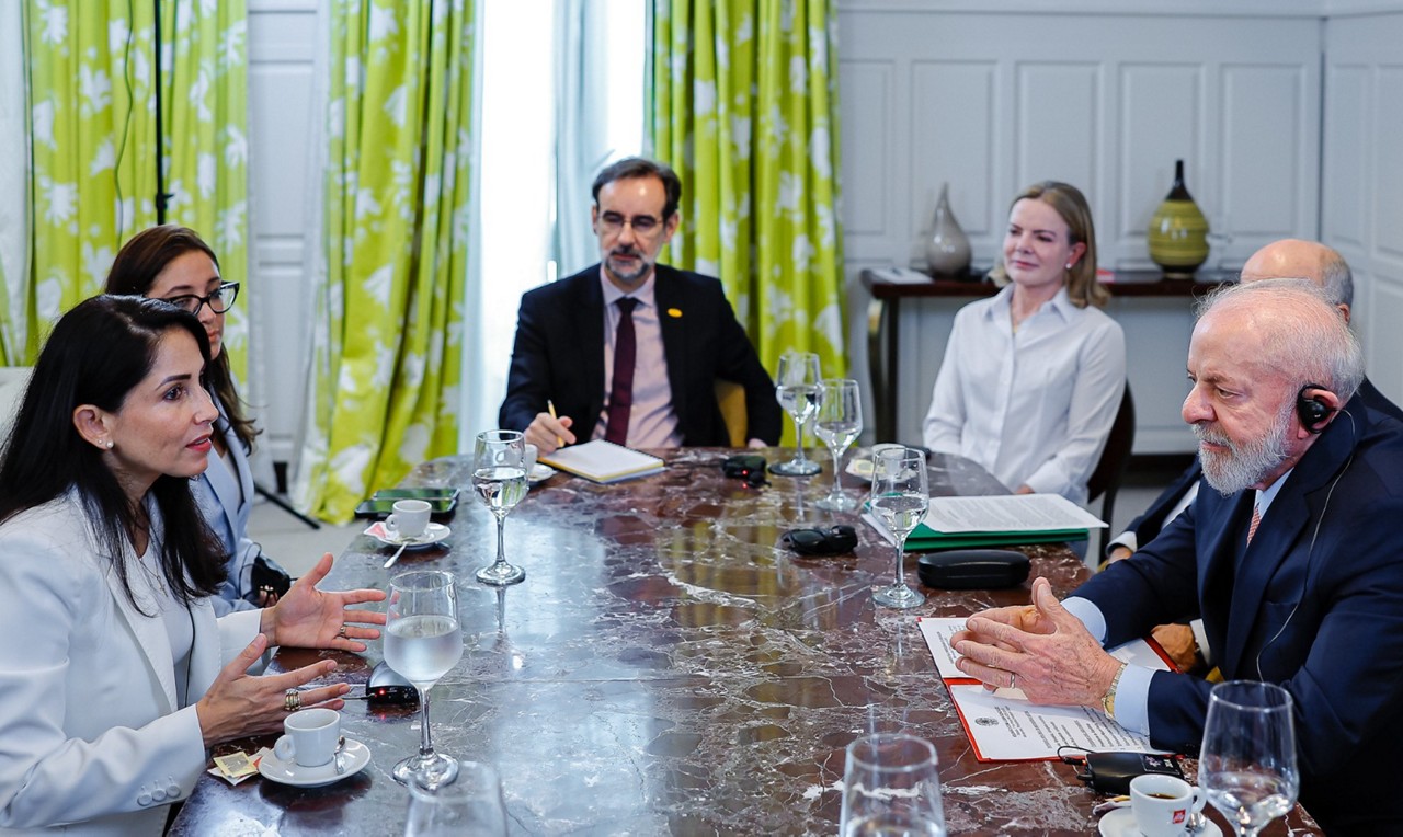 Agora ministra das Relações Institucionais, Gleisi Hoffmann acompanha o presidente Lula (PT) em viagem ao Uruguai neste sábado (1º)