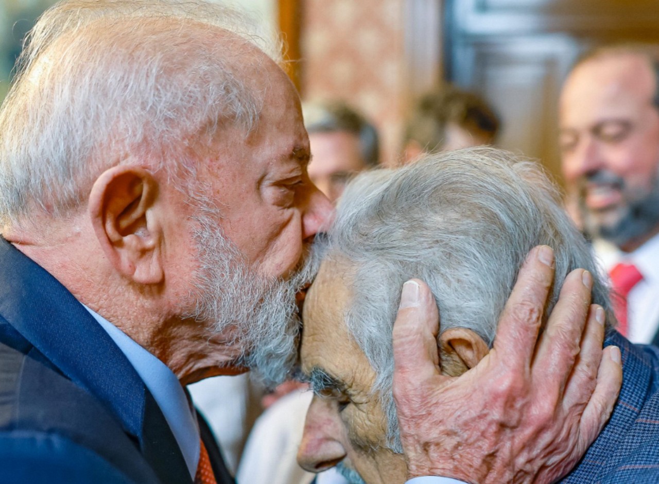Recluso após a metástase, Pepe Mujica foi, nesse sábado (1º), à posse do presidente uruguaio, Yamandú Orsi, onde encontrou o presidente Luiz Inácio Lula da Silva (PT)