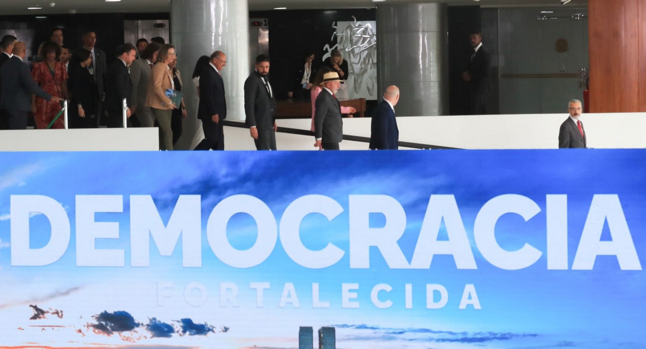 Presidente Lula, seus ministros de Estado e representantes do Legislativo e do Judiciário se reuniram para uma cerimônia no Salão Nobre em memória aos dois anos dos atos de 8 de janeiro 