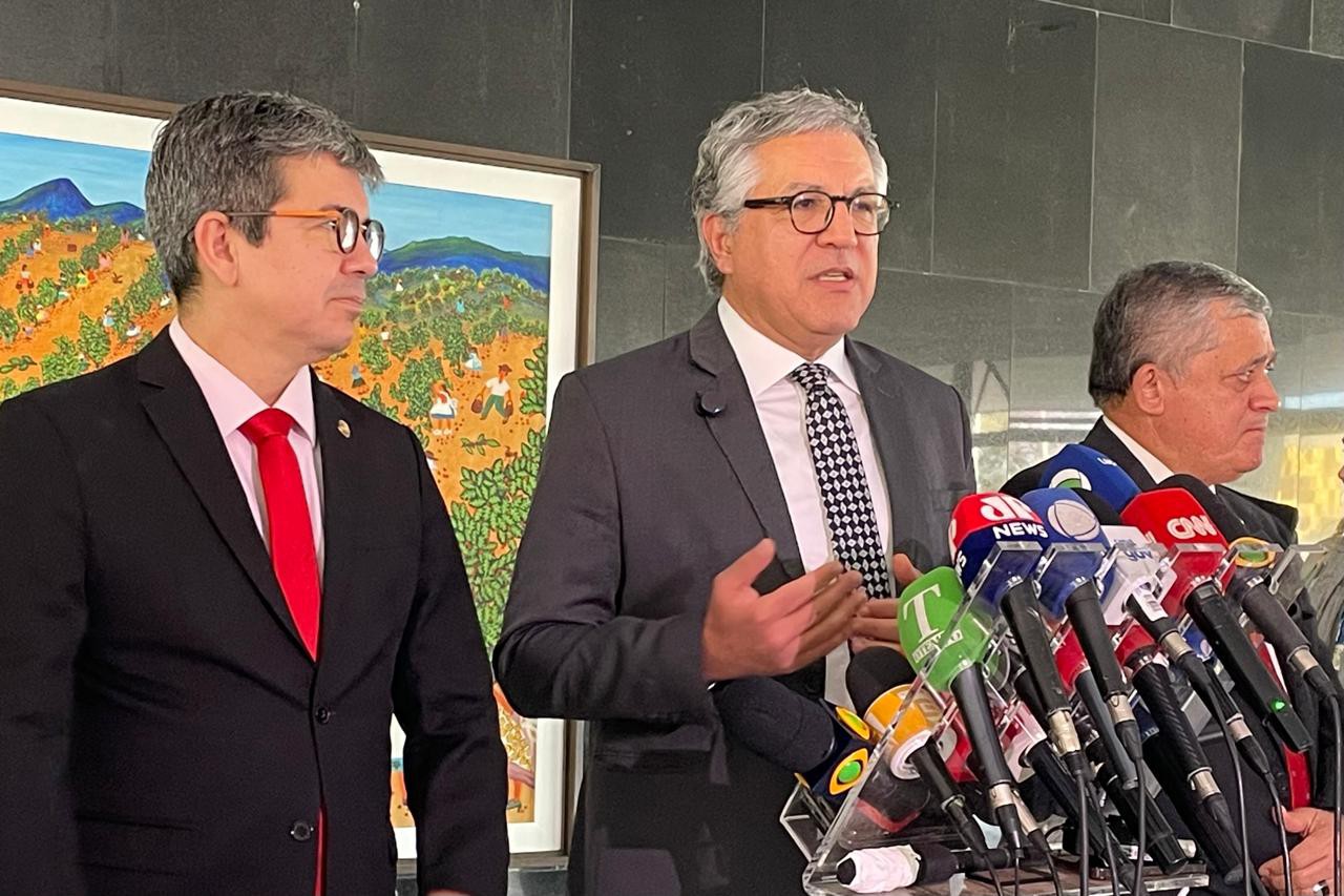 O ministro Alexandre Padilha (ao centro)e os líderes Randolfe Rodrigues e José Guimarães depois de reunião com o presidente Lula