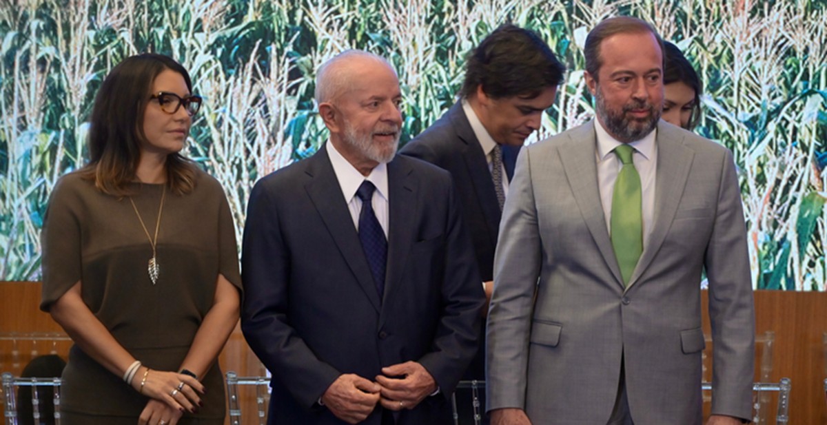 Janja, Lula e Alexandre Silveira nesta segunda-feira (26), na assinatura de proposta que aprimora política pública para o gás de cozinha