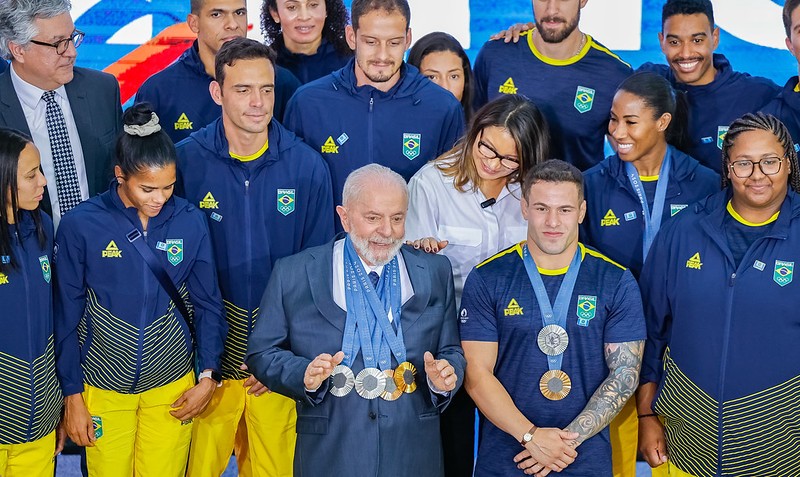 O presidente Lula com quatro medalhas conquistadas por brasileiros em Paris, ao lado dos judocas William Lima e Beatriz Souza