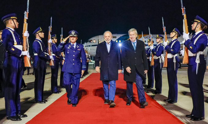 O presidente Lula em sua chegada a Santiago, onde irá se reunir com o presidente do Chile, Gabriel Boric, para tratar da crise na Venezuela e outros temas