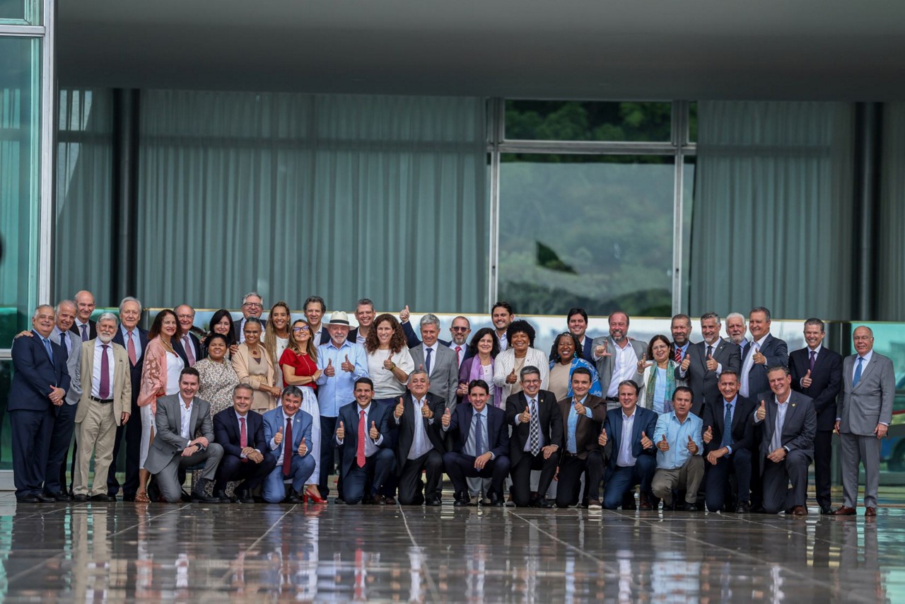 Em encontro com ministros nesta sexta, o presidente Lula disse que quer "fazer as pazes" com o mercado