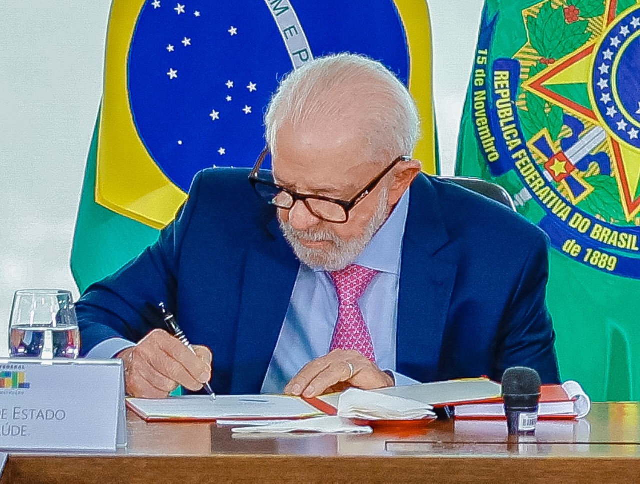 Presidente Lula sanciona projeto de lei complementar que impõe regras de distribuição e pagamento das emendas.