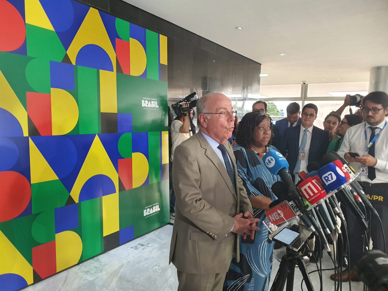 Os ministros Mauro Vieira (Relações Exteriores) e Macaé Evaristo (Direitos Humanos) falaram com a imprensa após reunião com o presidente Lula, no Palácio do Planalto, para tratar da questão dos deportados