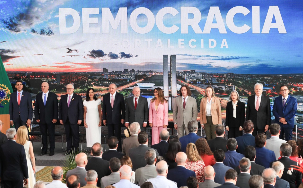 Ministro do Supremo Tribunal Federal (STF), Edson Fachin, representou o presidente da Corte, Luís Roberto Barroso, na cerimônia no Palácio do Planalto