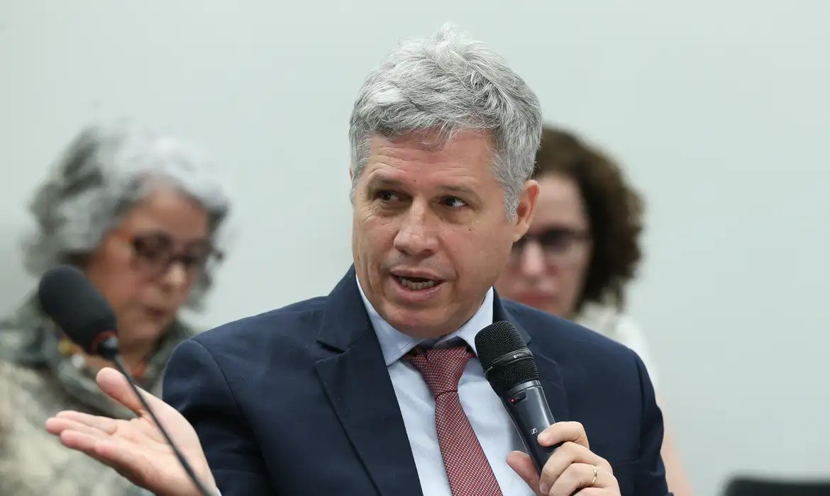 Ministro Paulo Teixeira saiu em defesa da primeira-dama Janja, que, nesse sábado (16), xingou o bilionário Elon Musk