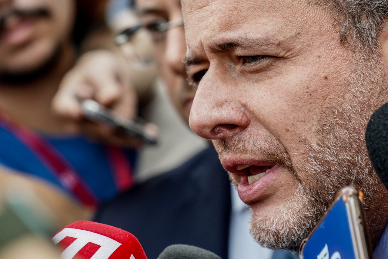 Advogado de Jair Bolsonaro (PL), Paulo Cunha Bueno, o acompanhou no desembarque em Brasília nesta segunda-feira (25)