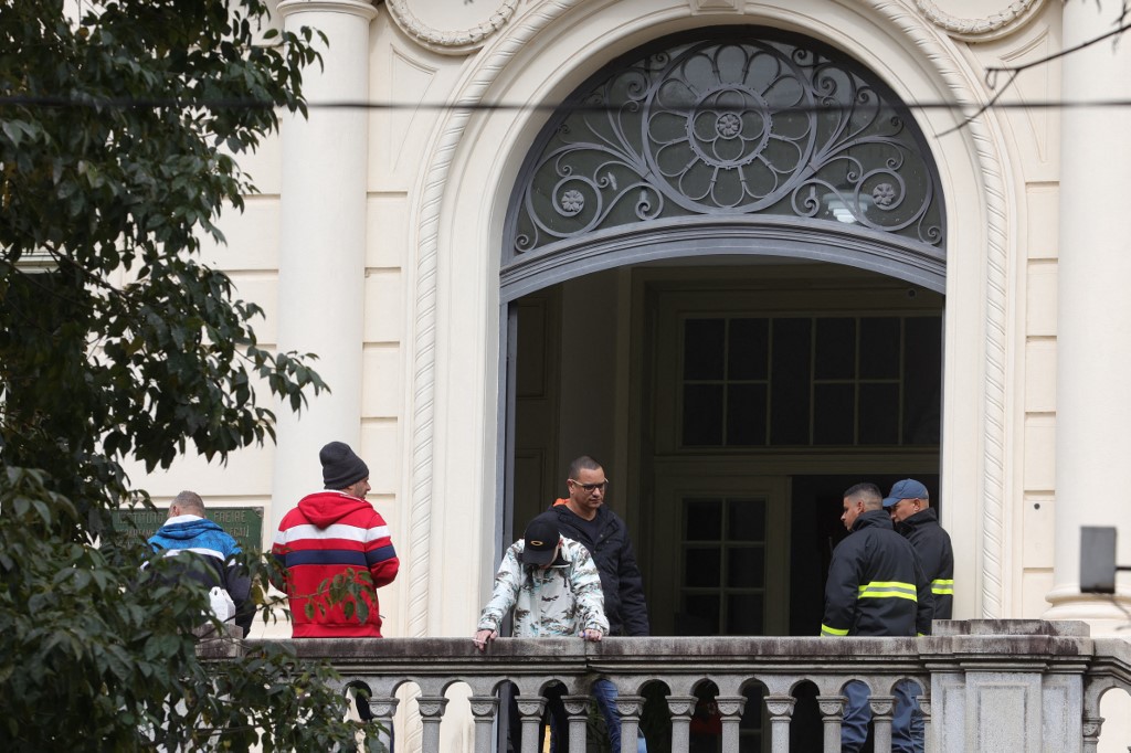 No IML de São Paulo, familiares e amigos de vítimas da queda de avião da Voepass em Vinhedo 
