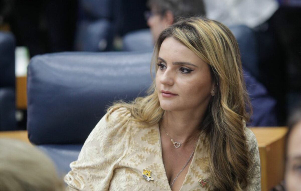 Vereadora Amanda Vettorazzo (União Brasil) apelidou a proposição de 'Lei Anti-Oruam', citando nominalmente o rapper; fãs a atacaram e a ameaçaram nas redes sociais