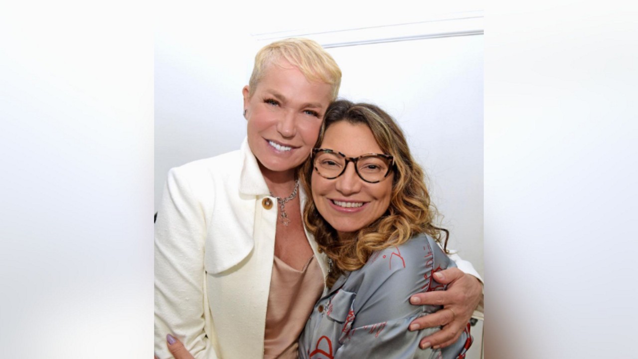 A apresentadora Xuxa Meneghel e a primeira-dama, Janja da Silva, em encontro promovido pelo Ministério da Saúde em 2023