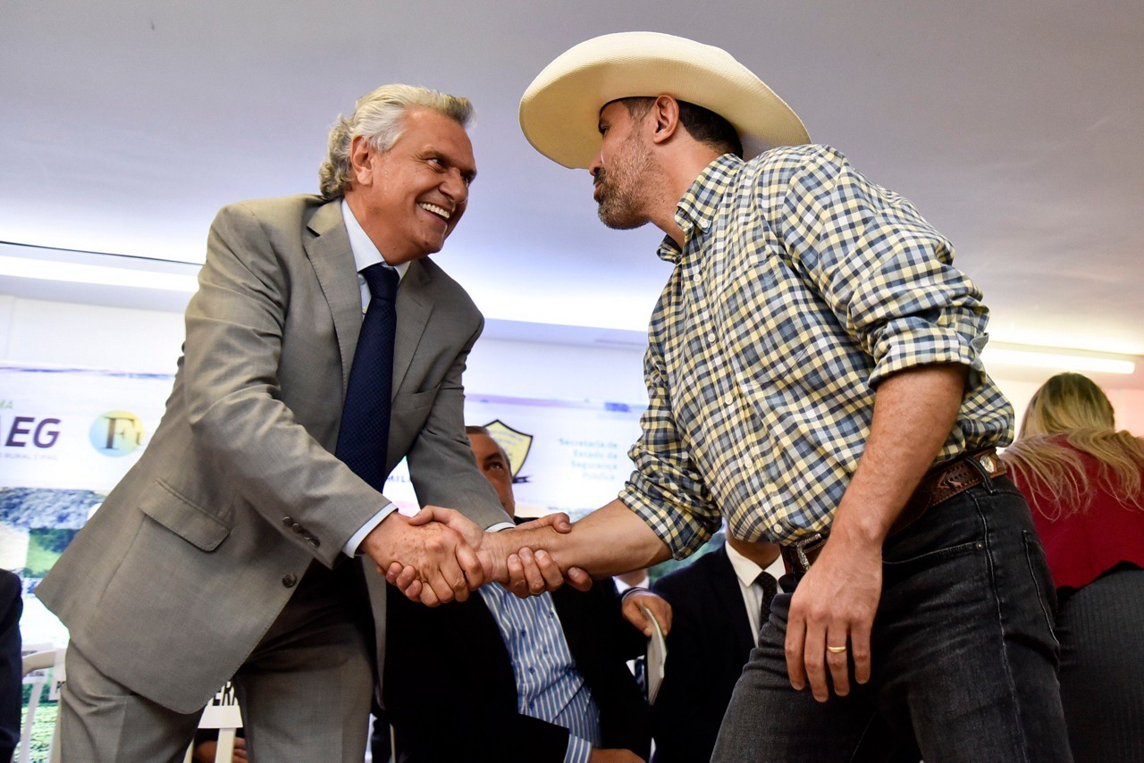 Ronaldo Caiado aperta a mão de produtor rural durante evento do Governo de Goiás