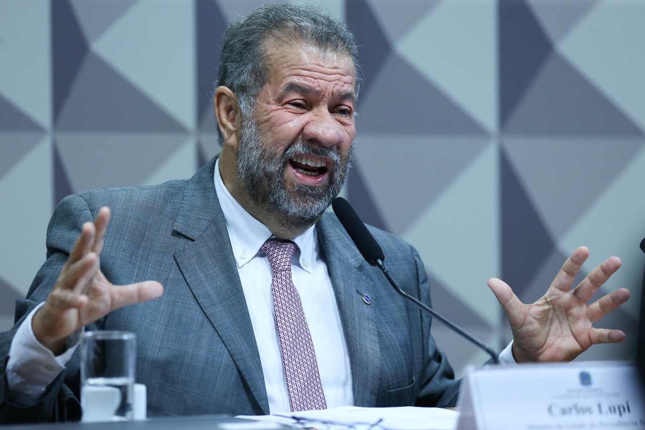A permanência de Carlos Lupi (foto) no Ministério da Previdência Social foi se tornando insustentável diante do enfraquecimento da pasta e da crise instalada no governo