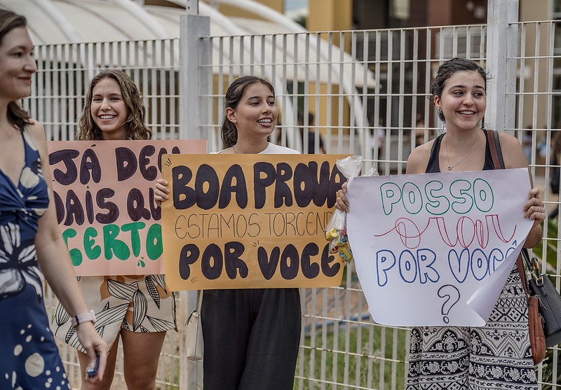 Pela manhã, os portões dos locais de prova do CNU irão abrir e fechar, respectivamente, às 7h30 e 8h30. O início da aplicação das provas está marcado para as 9h. Na parte da tarde, os candidatos poderão entrar entre 13h e 14h, com o exame retomado às 14h30.