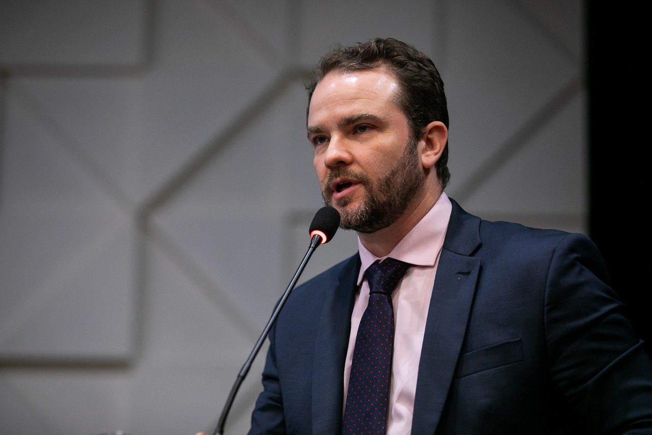 Dario Durigan comentou sobre possível aumento nos preços dos combustíveis com a guerra no Oriente Médio
