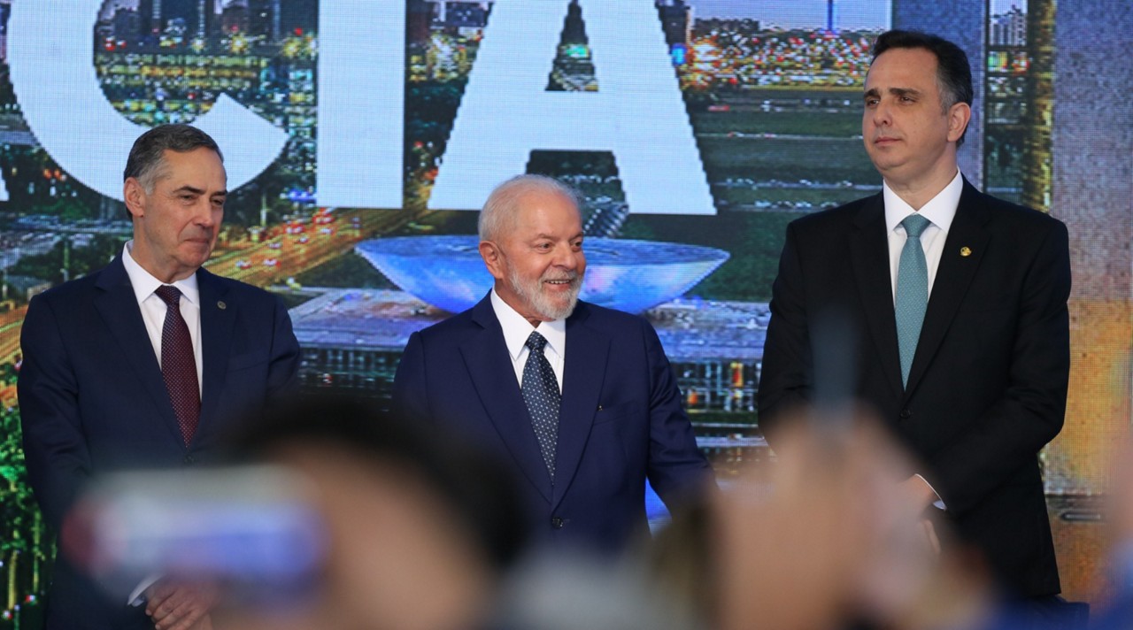 Em 2024, o evento 'Democracia Inabalada' reuniu Lula, Pacheco e Barroso para lembrar o primeiro ano dos atos de 8 de janeiro. Na ocasião, Lira não participou.