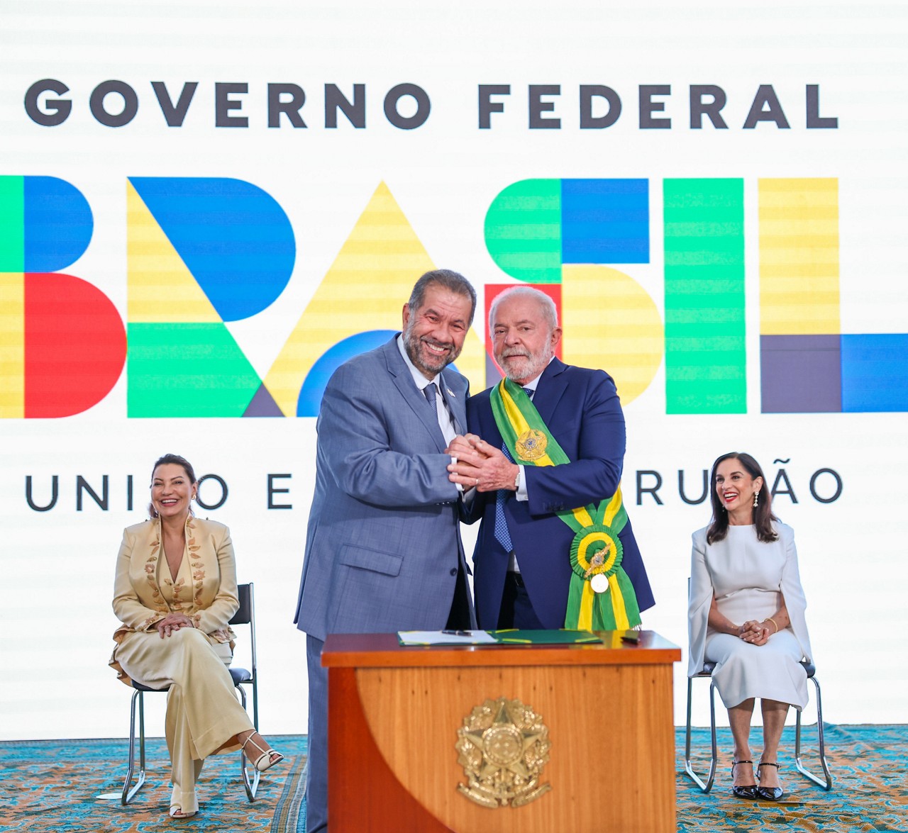 Desgaste após escândalo do INSS pesa contra Carlos Lupi, mas bancada do PDT pressiona para manter ministro no governo Lula