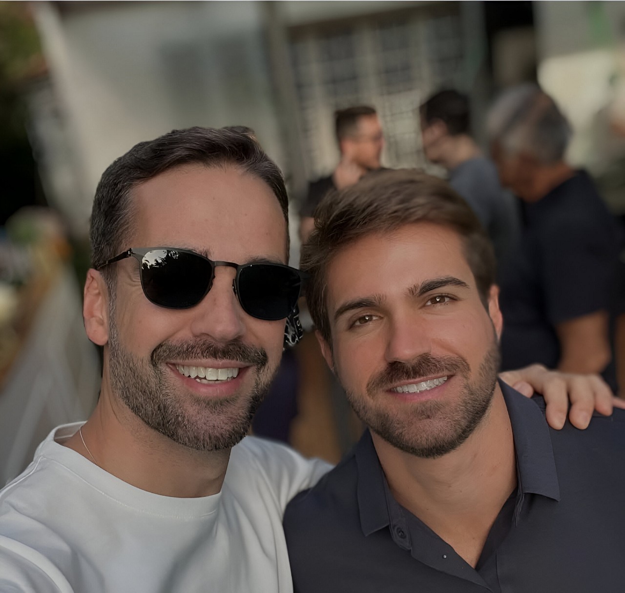 Eduardo Leite e o marido, Thalis Bolzan, em publicação no Dia contra a Homofobia, Transfobia e Bifobia