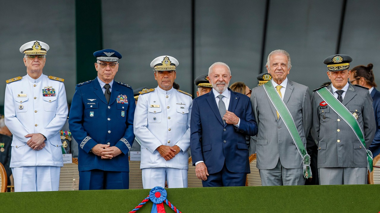 Em clima 'informal', presidente Lula almoça com a cúpula militar do governo