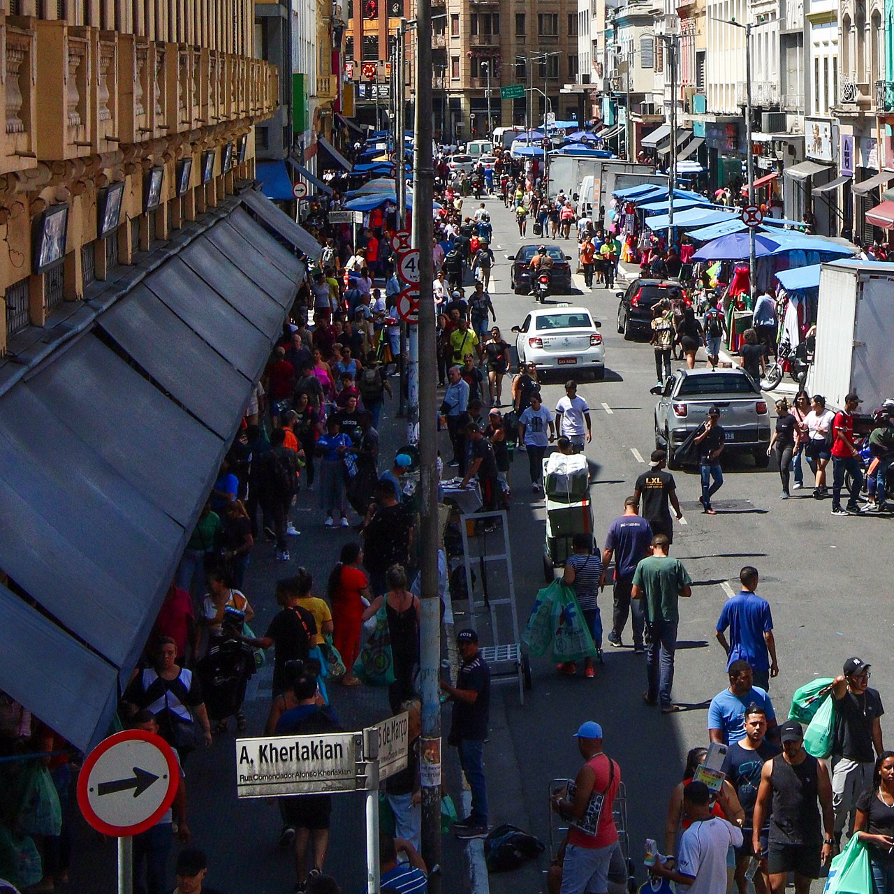 Movimento na Ladeira Porto Geral e rua 25 de Março, em São Paulo: comércio varejista foi um dos que apresentaram melhores números