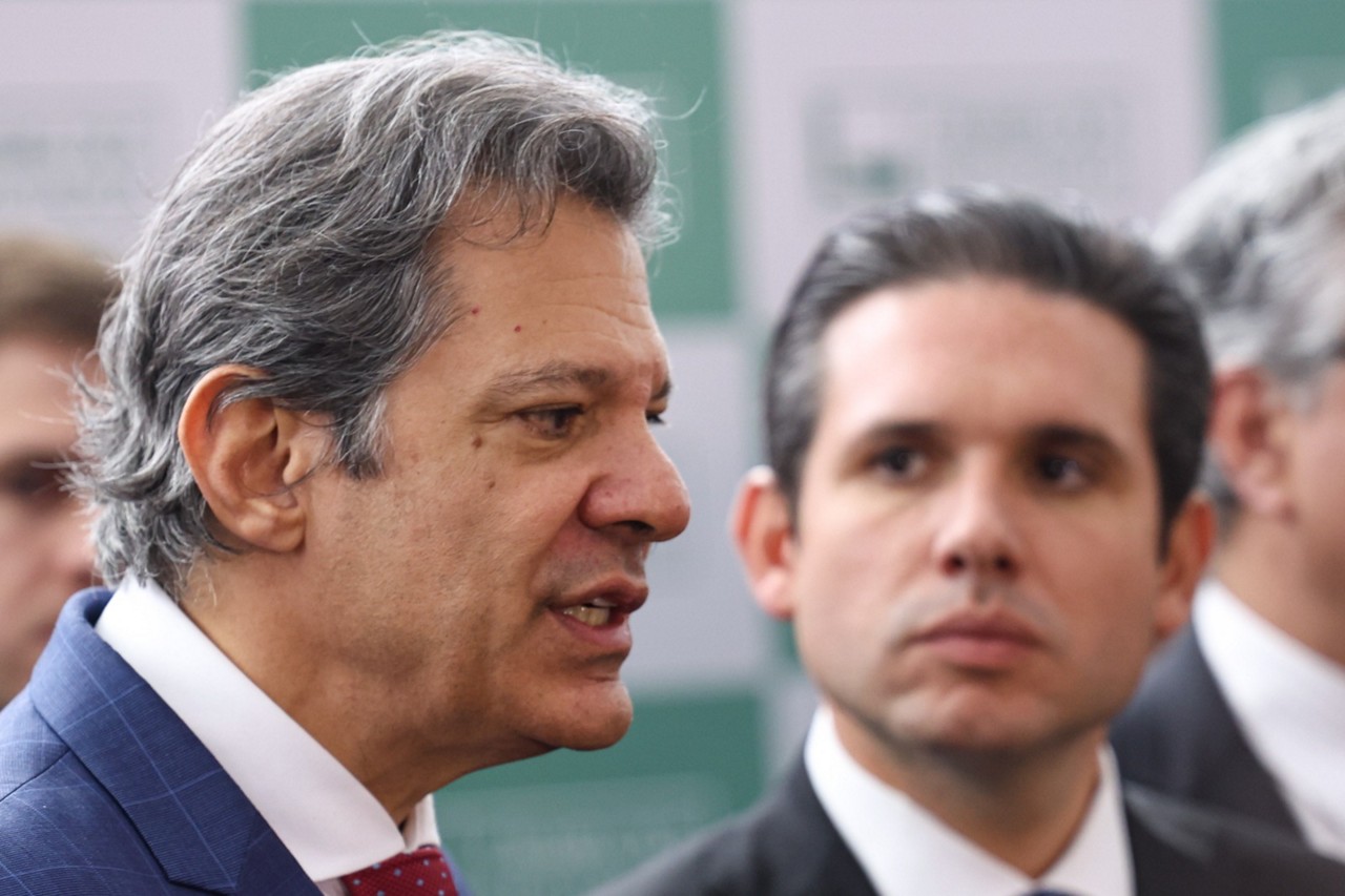 Fernando Haddad está no centro do ime com o Congresso Nacional pela alta do IOF