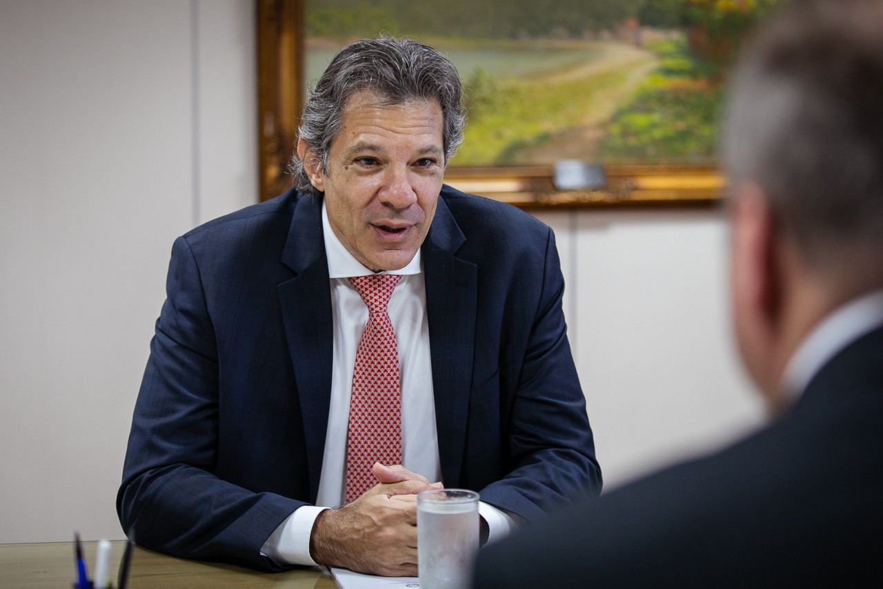 Fernando Haddad vai visitar instalações da Nvidia em São Francisco onde se encontra com o CEO Jensen Huang; ministro também terá reuniões com Google e Amazon para discutir a expansão da infraestrutura digital no Brasil