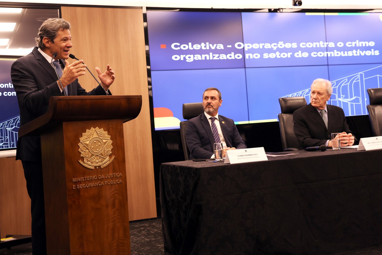 Fernando Haddad (de pé) destacou que R$ 52 bilhões circularam em fintechs usadas por facções e prometeu enquadrar essas empresas como instituições financeiras