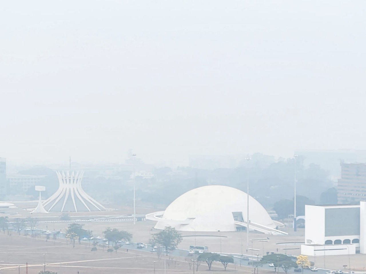Fumaça encobre monumentos de Brasília, como a Catedral e o Museu Nacional