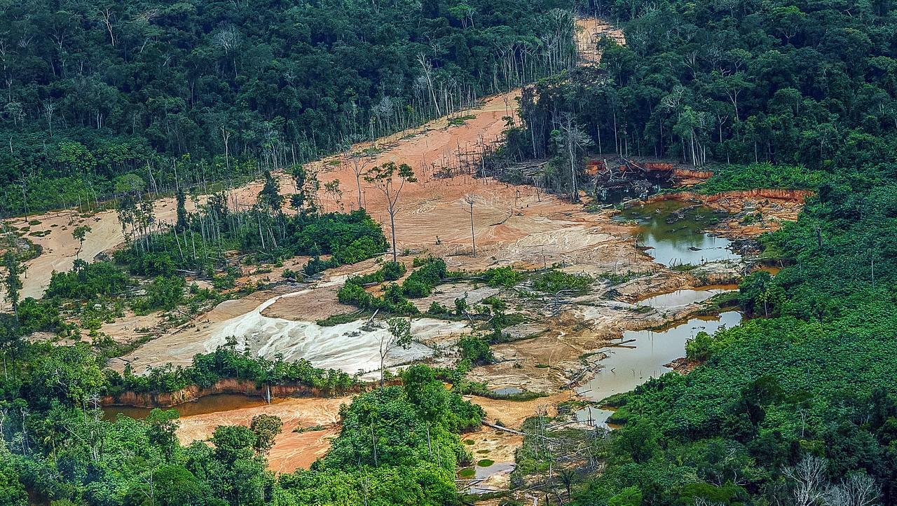Área devastada por garimpo ilegal em terra indígena na Amazônia